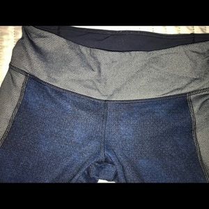 Lululemon 3/4 cropped jogging pants.